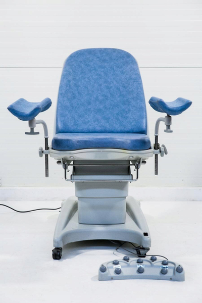 Karrige mjekësore për vizitë gjinekologjike, elektrike, me pedal kontrolli, blu