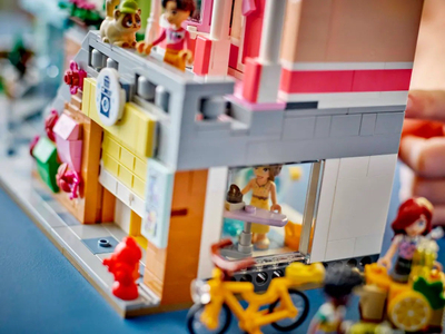 Set lodër LEGO Heartlake City Apartments and Stores, ndërtesë shumëkatëshe, për fëmijë