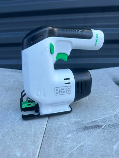 Sharrë orbitale me bateri BLACK+DECKER Reviva REVJ12C, 12V, e vogël, bardh e zi