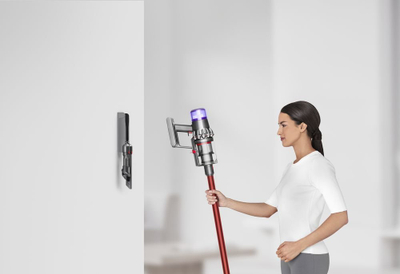 Правосмукалка вертикална Dyson V11 Fluffy, без кабел, никел и црвена