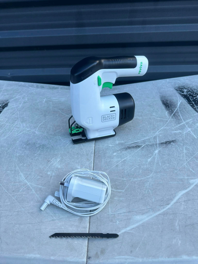 Sharrë orbitale me bateri BLACK+DECKER Reviva REVJ12C, 12V, e vogël, bardh e zi