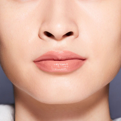 Lip gloss Shiseido LacquerInk Lip Shine, ngjyrë bejxhi