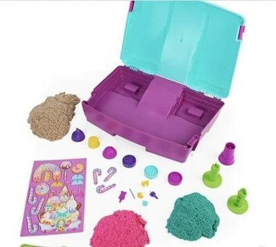 Set loje me rërë kinetike Kinetic Sand Sandyland, kuti që paloset, me erë luleshtrydheje, me ngjyra nga të gjitha