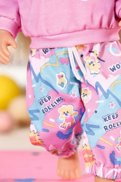 Rrobaxho kukulle Baby Born Kindergarten Sport Outfit, për kukulla 36 cm, me tapet gjimnastike, rozë me shumë ngjyra