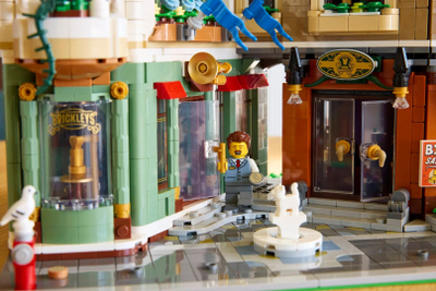 Set LEGO Icons Shopping Street 11371, rrugë tregtare, shumëngjyrësh