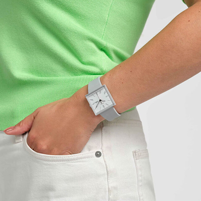Orë dore për femra SWATCH What If…Gray? SO34M700, e argjendtë