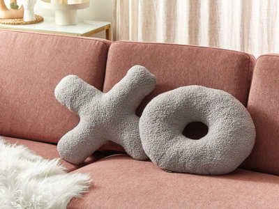 Set jastëkësh dekorativë Beliani HESPERIS, teddy bouclé, 2 copë, gri e çelët