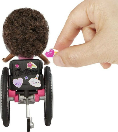 Kukull Barbie Chelsea me karrige me rrota, set lojnash, shumëngjyrëshe