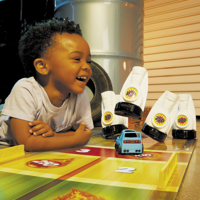 Set loje Little Tikes Crazy Fast My First Cars, pistë 3 në 1, 2 makina me “pull back”, shumëngjyrësh