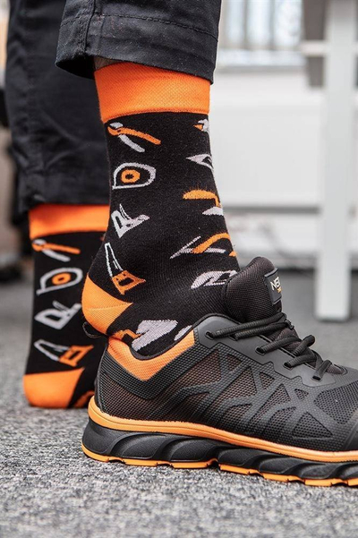 Çorape NEO TOOLS Neo Colorful, pambuk elastik, madhësia 39-42, të zeza me portokalli