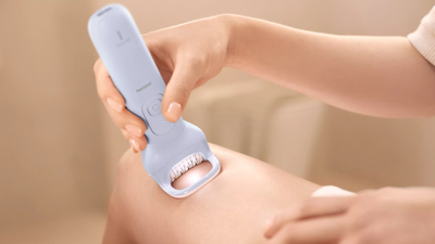 Epilator Philips Series 8000 BRE708/00, për në ujë edhe në të thatë, me dritë, ngjyrë bojëqielli e hapur