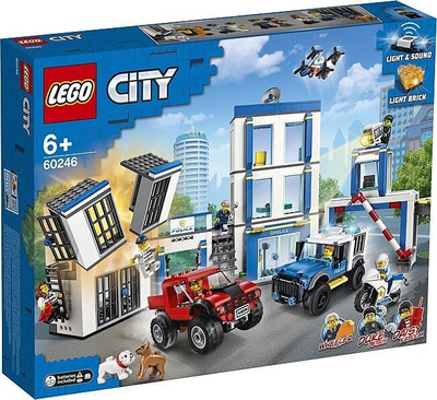 Set ndërtimi LEGO City 60246 Stacioni i Policisë, me drita edhe zë, mbi 6 vjeç, shumëngjyrësh