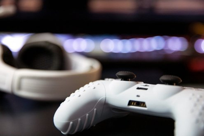 Set aksesorësh gaming Konix Mythics PS 400 për PS5, kas me mikrofon, bardh e zi