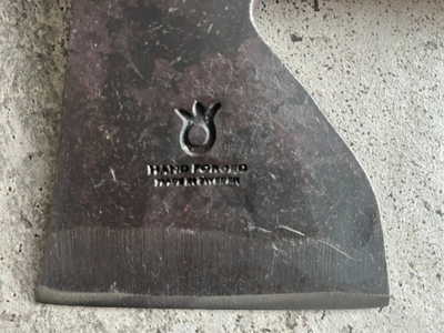 Sëpatë marangozësh Husqvarna Carpenter's Axe, teh i farkëtuar, dorezë druri, e zezë