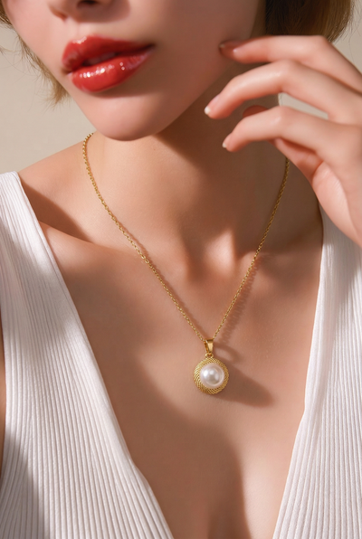 Set Elegant Gold me Perlë – Varëse, Vathë dhe Unazë