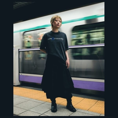 Set Skinarma T-shirt Asphalt L, çantë për kufje me kapak mbrojtës, e zezë