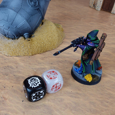 Zarë loje Q-Workshop Crosshairs Compact D6, set 14mm, ngjyrë e zezë perlë