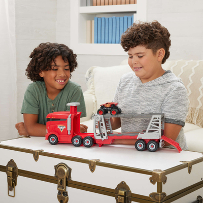 Set lodër Monster Jam Official 2-in-1 Launch N Go Hauler, kamion transporti me rampë hedhje, për makina 1:64, i kuq
