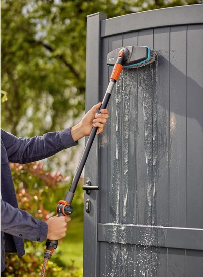 Четка за чистење со шипка Gardena Cleansystem, 90cm, приклучок за црево за вода, сива