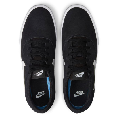 Atlete Nike Charge Suede për skejt, me pjesën sipër prej zhamsh prej kadifeje, ngjyrë gri