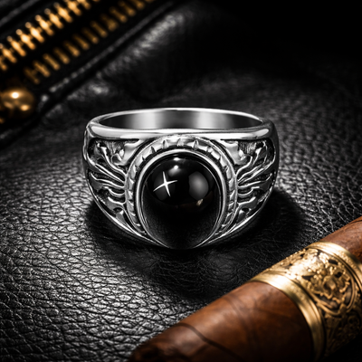 Unazë Silver me Gur të Zi – Stil i Fuqishëm dhe Elegant