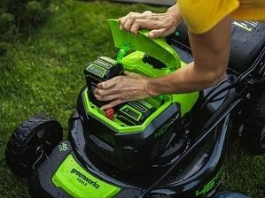 Kositëse me bateri Greenworks GD40LM46SPK4, 40V, 46cm, vetështytëse, jeshile e zezë