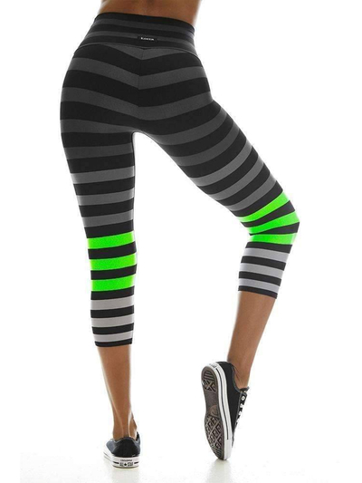 Leggings capri për goca, model Erika Stripe, me bel të lartë për sport, me vija gri e të zeza me detaje jeshile neon