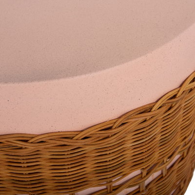 Tavolinë ndihmëse VILHENA HM18166, fiber cement, rattan, rozë natyrale