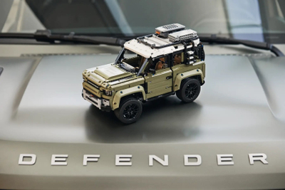 Set ndërtimi LEGO Technic 42110 Land Rover Defender, model makine off road, ulli me çati të bardhë