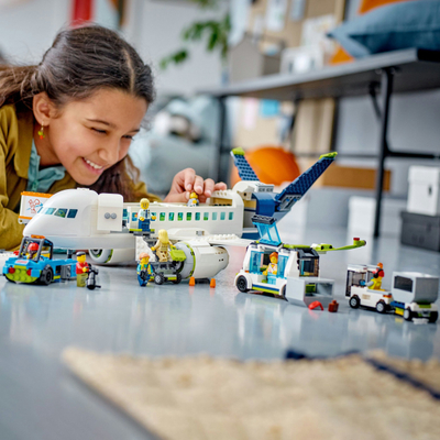 Set lodër LEGO City Avion Pasagjerësh 60367, aeroplan për udhëtarë, mbi 7 vjeç, shumëngjyrësh