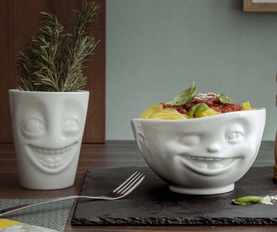 Çupë Tassen Winking Face 16oz, porcelan, brendësi saffron, e bardhë