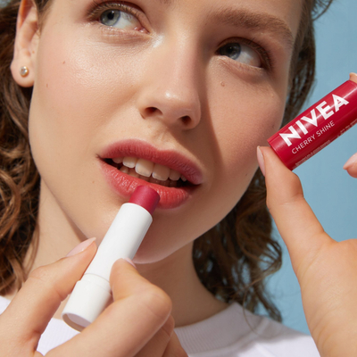 Balsam buzësh Nivea Cherry Shine, 24H hidratues mat, 4.8g