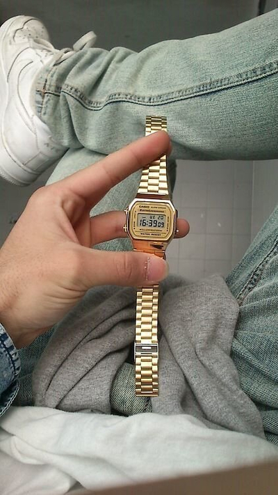 Orë dore Casio Retro me ekran dixhital, alarm, ngjyrë ari