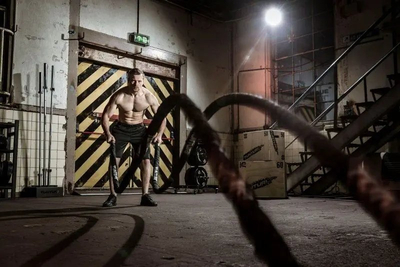 Litar battle rope Tunturi Pro, 10 metra, me mbulesë mbrojtëse, i zi
