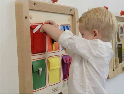 Panel edukativ Masterkidz Pockets, dru 46cm, xhepa me mbyllje, shumëngjyrësh