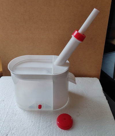 Pajisje për heqjen e bërthamave Axentia Cherry Pitter, manuale, me bazë vakumi, e bardhë e kuqe