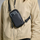 Çantë crossbody Incase a.R.C. Small, prej poliestëri të ricikluar, i bie fiks iPhone Pro Max, e zezë