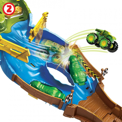 Set loje Hot Wheels Monster Trucks Wreckin Raceway, me 2 kamiona Bigfoot dhe Gunkster, shumëngjyrësh