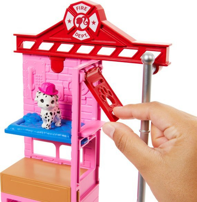 Set lojrash Barbie Careers Firefighter, kukull zjarrfikëse, stacion zjarri, me aksesorë