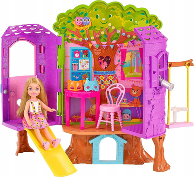 Set lodër Barbie Chelsea Tree House, shpi e vogël në pemë, me kukull dhe qenush, shumëngjyrësh
