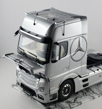 Kamion Italeri për montim Mercedes Benz Actros MP4 Gigaspace (3905)