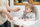Karrige e naltë për kalamaj Caretero Tuva, bohet set karrige + tavolinë, me tabaka dyshe, rozë