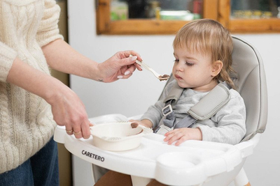 Karrige e naltë për kalamaj Caretero Tuva, bohet set karrige + tavolinë, me tabaka dyshe, rozë
