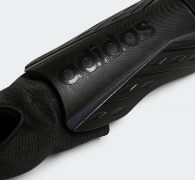 Mbrojtëse këmbësh adidas Tiro SG Match HN5607, e zezë
