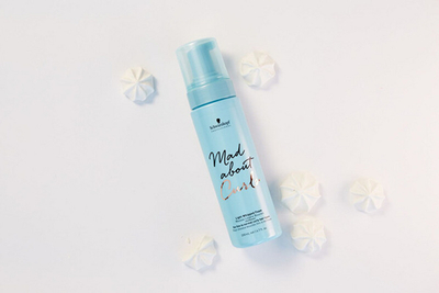 Shkumë për flokë kaçurrele Schwarzkopf Mad About Curls Light Whipped Foam, 150 ml