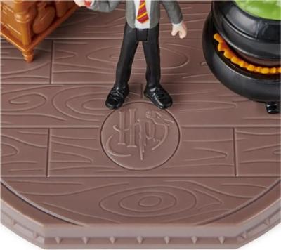Set loje Wizarding World Magical Minis Klasa e Eliksireve, figurë Harry Potter 7 cm, aksesorë klase, shumëngjyrësh