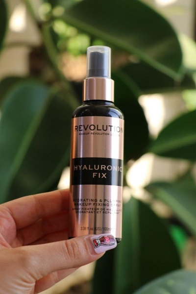 Fiksues për grim Revolution Hyaluronic Fix Hydrating & Plumping Fixing Spray, 100 ml