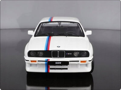 Makina model Bburago BMW M3 E30 ’88, shkalla 1:24, e bardhë
