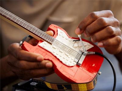 Set LEGO Ideas Fender Stratocaster 21329, 1074 copa, për të rritur, i kuq