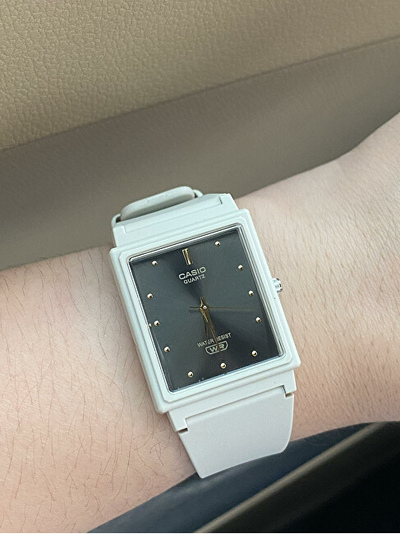 Orë për femra Casio, e bardhë